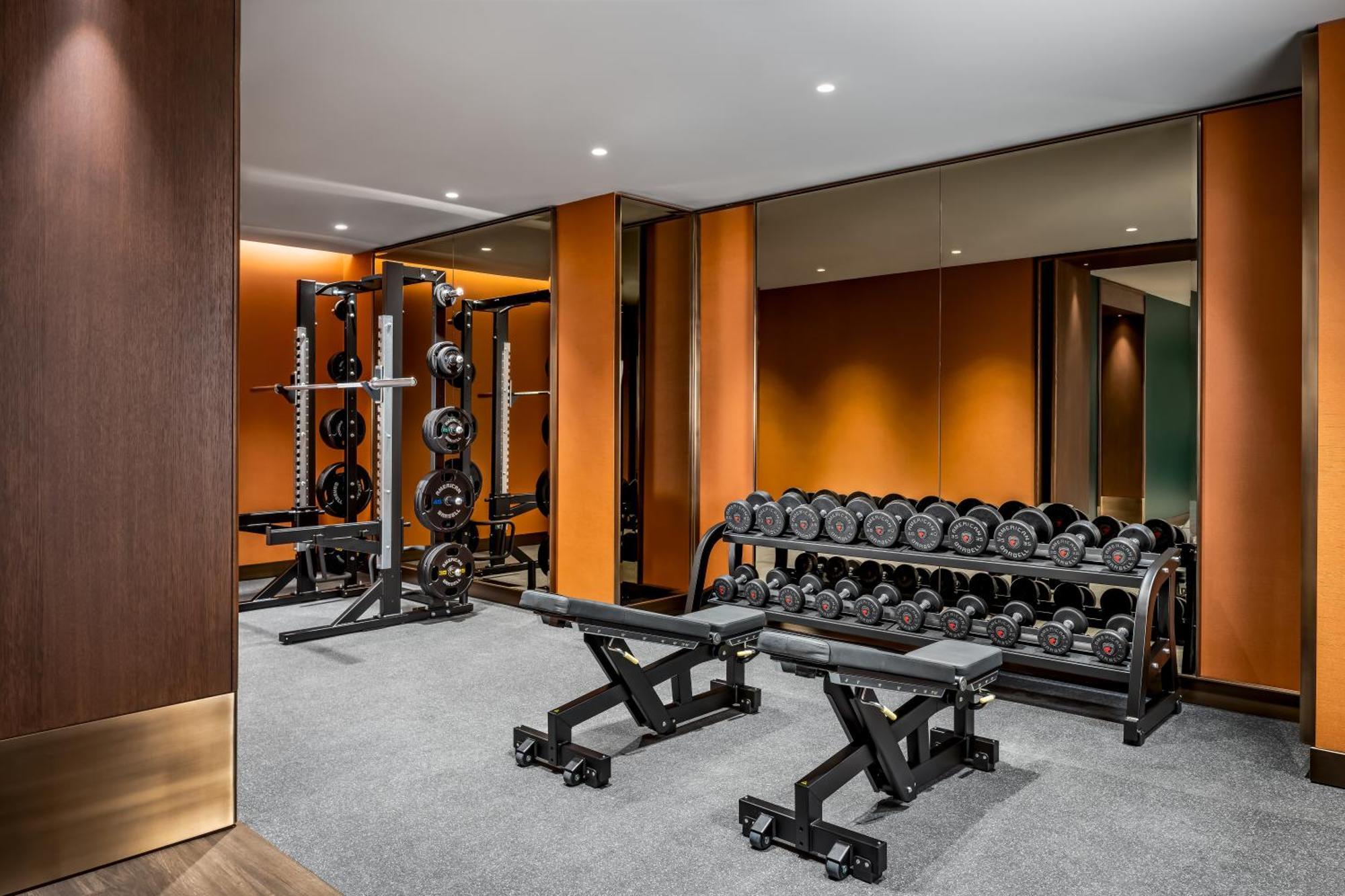 Fairmont Royal York Hotel Торонто Екстериор снимка The gym at the Mandarin Oriental